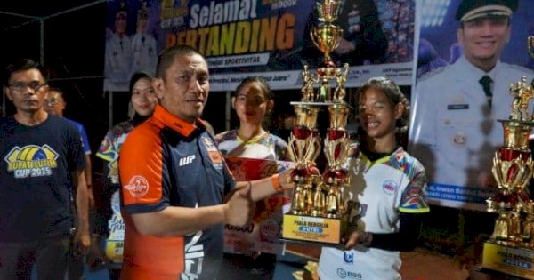 Sukses Digelar, Bupati Ibas Serahkan Puluhan Juta Hadiah Pada Kejuaraan Bola Voli Bupati Lutim Cup 2025