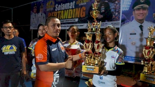 Sukses Digelar, Bupati Ibas Serahkan Puluhan Juta Hadiah Pada Kejuaraan Bola Voli Bupati Lutim Cup 2025
