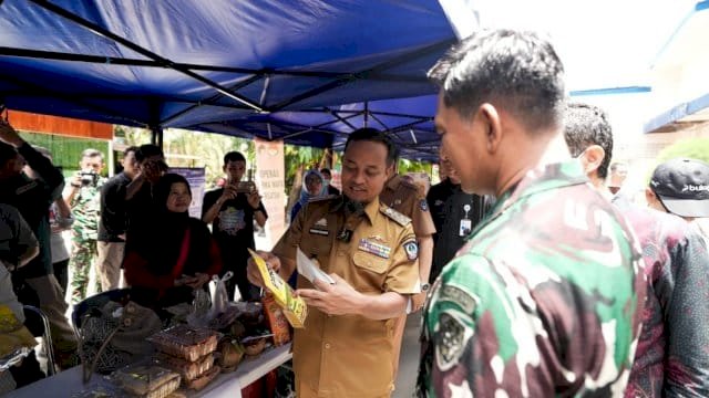 Gubernur Sulsel, Andi Sudirman Sulaiman, saat membuka Program Gerakan Pangan Murah (GPM) serentak di 24 Kabupaten/Kota.