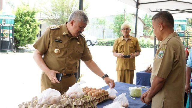 Bupati Pinrang H. A. Irwan Hamid, S.Sos meninjau langsung pelaksanaan kegiatan di halaman Masjid Agung Al-Munawwir.