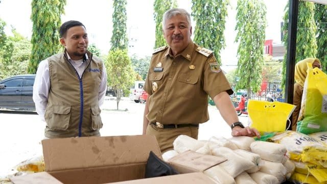 Bupati Pinrang H. A. Irwan Hamid, S.Sos meninjau langsung pelaksanaan kegiatan di halaman Masjid Agung Al-Munawwir.