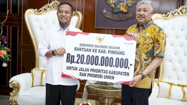 Bupati Pinrang H. A. Irwan Hamid, S.Sos dari Gubernur Sulawesi Selatan A. Sudirman Sulaiman.