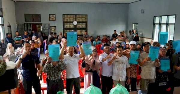 Warga Mahalona Lutim Terima Sertifikat Tanah Setelah Penantian 17 Tahun
