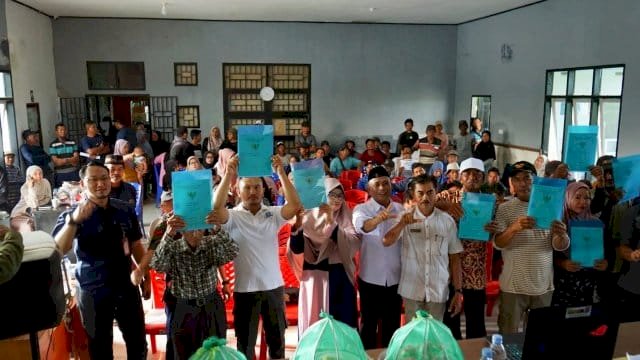 Warga Mahalona Lutim Terima Sertifikat Tanah Setelah Penantian 17 Tahun