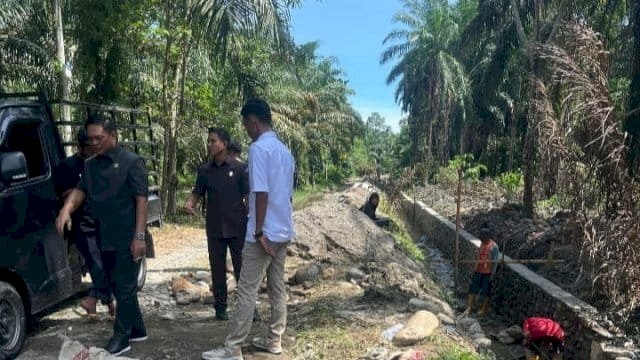 DPRD Lutra Turun Lapangan, Pantau Proyek Rehabilitasi Jaringan Utama di Poreang dan Karondang
