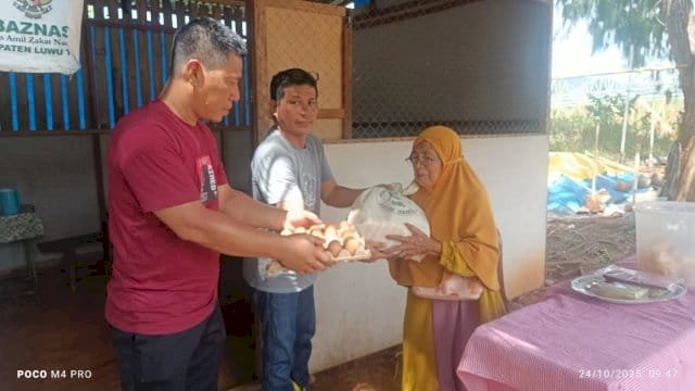 Gerakan Lutim Jumat Sedekah Kembali Salurkan Paket Sembako di Malili