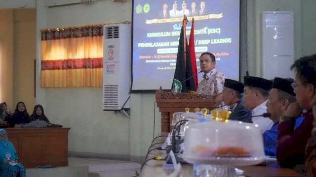 Wakil Bupati Pinrang, Sudirman Bungi, S.IP., M.Si, saat membuka Pelatihan Kurikulum Berbasis Cinta dan Deep Learning bagi guru Madrasah Tsanawiyah se-Kabupaten Pinrang.