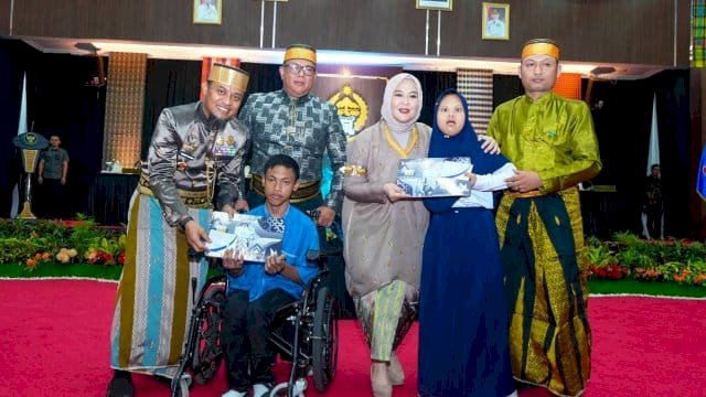 Gubernur Sulsel Andi Sudirman Sulaiman memberikan bantuan tabungan pendidikan bagi 902 siswa penyandang disabilitas.