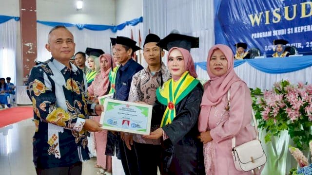 STIKES Batara Guru Soroaka Luluskan 100 Mahasiswa, Pemkab Lutim Apresiasi