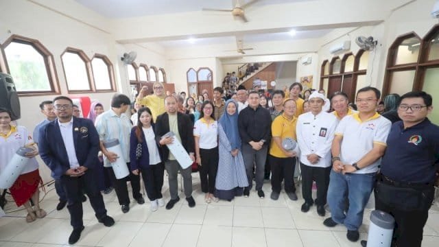 Wali Kota Makassar, Munafri Arifuddin, didampingi Ketua TP PKK Makassar yang juga Ketua Dewan Lingkungan Hidup Makassar, Melinda Aksa meluncurkan Gerakan Bioberkah.