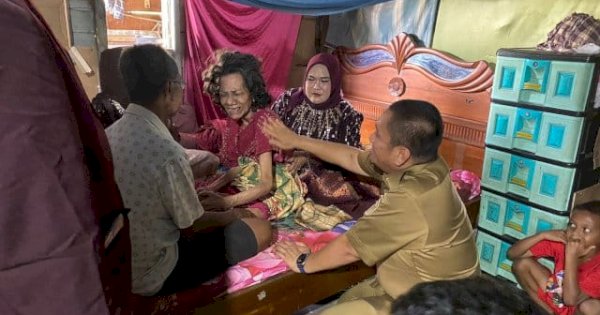 Bupati Ibas Jenguk Lansia yang Terbaring Sakit di Tampinna
