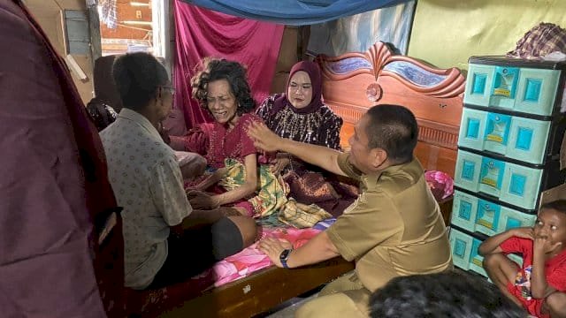 Bupati Ibas Jenguk Lansia yang Terbaring Sakit di Tampinna