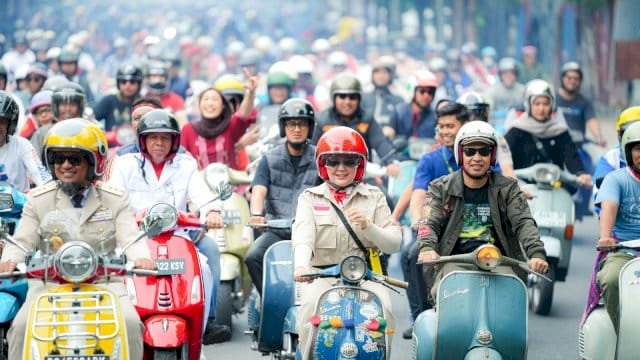 Gubernur dan Wakil Gubernur Sulsel, Andi Sudirman Sulaiman dan Fatmawati Rusdi, nampak antusias menghadiri rangkaian tudang sipulung pemuda Sulsel dan pawai vespa dan OKP di CPI Makassar.