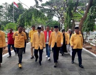 Ziarah ke TMP Panaikang, Taufan Pawe: Kami Hadir untuk Penghormatan, Sekaligus Memberikan Doa