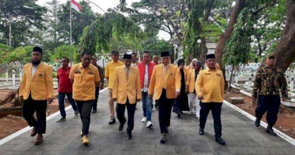 Ziarah ke TMP Panaikang, Taufan Pawe: Kami Hadir untuk Penghormatan, Sekaligus Memberikan Doa