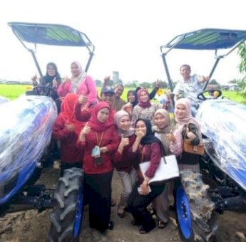 Dukung Ketahanan Pangan, Legislator Sulsel Andi Tenri Indah Bantu Traktor ke Petani Bajeng