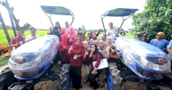 Dukung Ketahanan Pangan, Legislator Sulsel Andi Tenri Indah Bantu Traktor ke Petani Bajeng