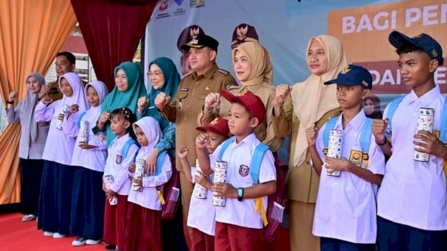 Munafri-Aliyah Wujudkan Komitmen, Tenaga Pendidik dan Kesehatan di Pulau Resmi Terima Insentif