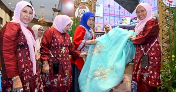 Produk Binaan Dekranasda Makassar, Baju Bodo Hingga Sarung Lagosi Laris Manis di INACRAFT