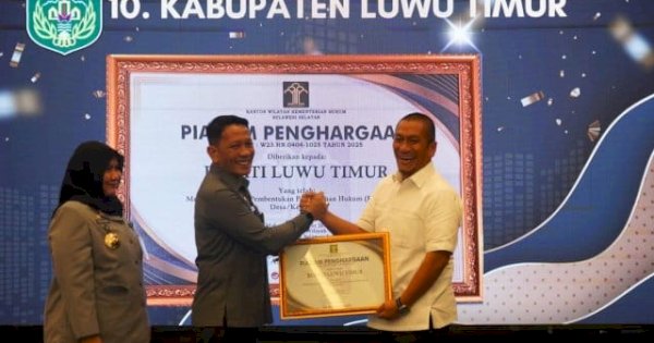 Bupati Lutim Terima Penghargaan Kemenkum Sulsel atas Pembentukan 100 Persen Posbankum