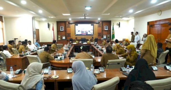 Boyong Aparat Desa Belajar di Sentra Bandeng Jatim, Bupati Ibas Disambut Bupati Gresik