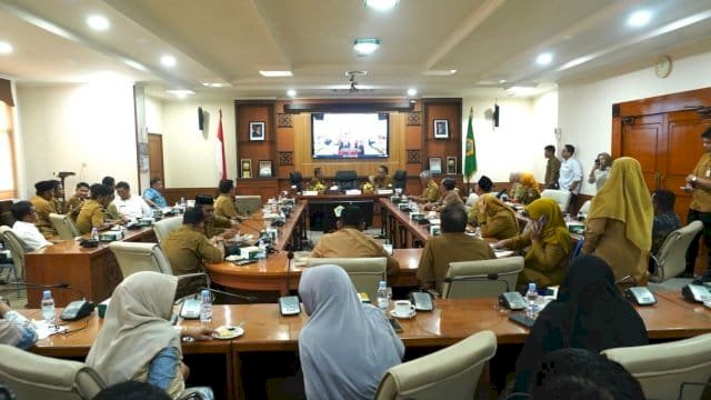 Boyong Aparat Desa Belajar di Sentra Bandeng Jatim, Bupati Ibas Disambut Bupati Gresik