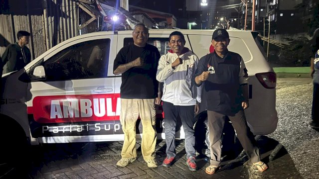 Ketua DPD PSI Kota Makassar Sukarno Lallo Serahkan Ambulans untuk Komunitas Pemuda Rajawali-Makassar Racing.
