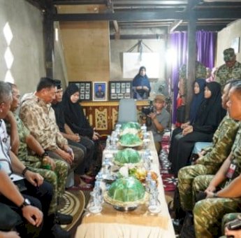 Bawa Pesan Presiden Prabowo, Menhan Sjafrie Sambangi Rumah Duka Lettu Anumerta Fauzy di Pangkep