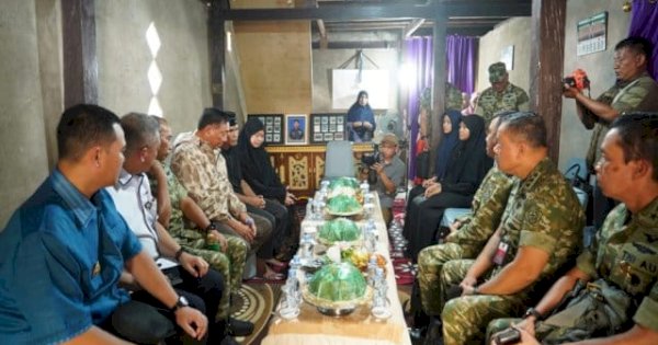 Bawa Pesan Presiden Prabowo, Menhan Sjafrie Sambangi Rumah Duka Lettu Anumerta Fauzy di Pangkep