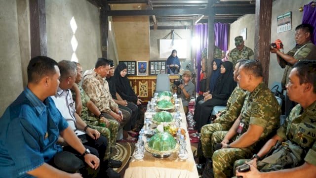 Bawa Pesan Presiden Prabowo, Menhan Sjafrie Sambangi Rumah Duka Lettu Anumerta Fauzy di Pangkep