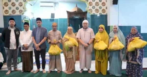 Wali Kota Munafri Serahkan Paket Sembako, Usai Sholat Subuh Berjamaah di Masjid Haqqul Yaqin
