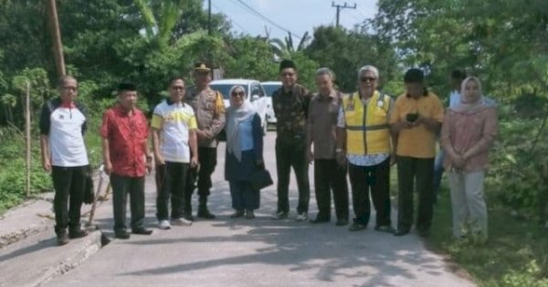 Anggota DPRD Barru Tinjau Jalan Rusak Penghubung Dua Wilayah, Pujananting dan Tanete Riaja