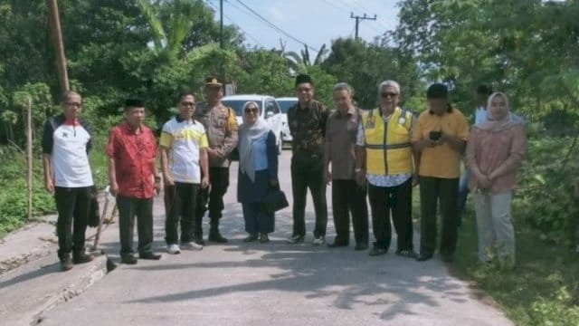 Anggota DPRD Barru Tinjau Jalan Rusak Penghubung Dua Wilayah, Pujananting dan Tanete Riaja