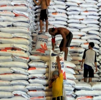 Stok Aman, Bulog Suplai Beras ke Timur Indonesia