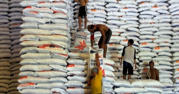 Stok Aman, Bulog Suplai Beras ke Timur Indonesia