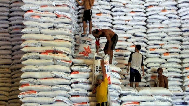 Stok Aman, Bulog Suplai Beras ke Timur Indonesia