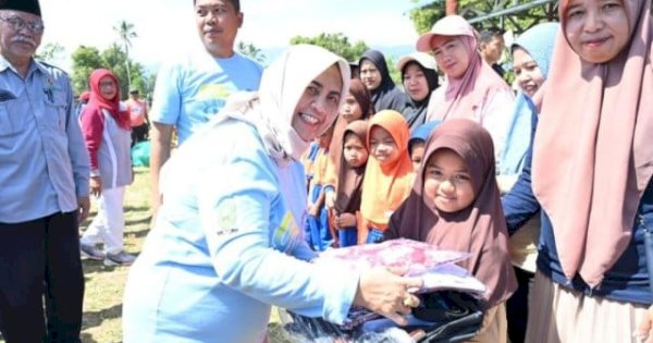 Ribuan Peserta Didik di Sinjai Nikmati Seragam Sekolah Gratis