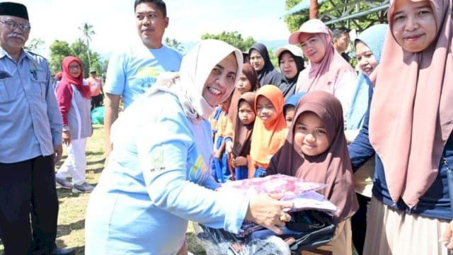 Ribuan Peserta Didik di Sinjai Nikmati Seragam Sekolah Gratis