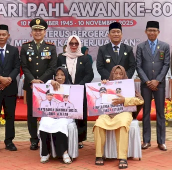 Bupati-Wabup Lutim Serahkan Santunan kepada Janda Veteran Usai Upacara Hari Pahlawan