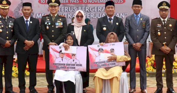 Bupati-Wabup Lutim Serahkan Santunan kepada Janda Veteran Usai Upacara Hari Pahlawan
