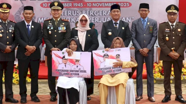 Bupati Luwu Timur, Irwan Bachri Syam, bersama Wakil Bupati, Hj. Puspawati Husler, menyerahkan santunan kepada janda veteran.