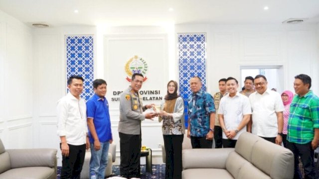 Kapolda Sulawesi Selatan, Irjen Pol Djuhandhani Rahardjo Puro melakukan kunjungan silaturahmi ke DPRD Provinsi Sulsel.