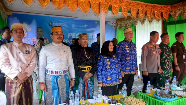 Bupati Sinjai, Hj. Ratnawati Arif, bersama Wakil Bupati Sinjai, Andi Mahyanto Mazda, pada puncak Pesta Adat Mappogau Hanua.