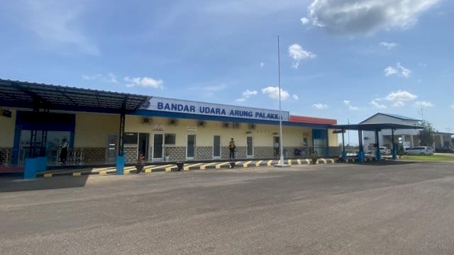Landasan pacu (runway) Bandar Udara Arung Palakka di Desa Mappalo Ulaweng, Kecamatan Awangpone, Kabupaten Bone.