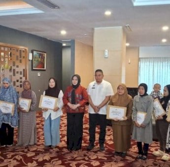 Wagub Sulsel Fatmawati Rusdi Serahkan Santunan Kematian bagi Ahli Waris Korban Bencana Sosial