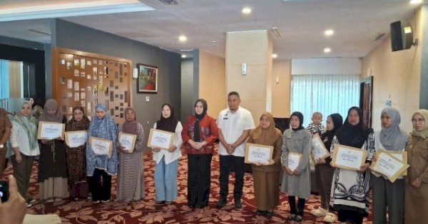 Wagub Sulsel Fatmawati Rusdi Serahkan Santunan Kematian bagi Ahli Waris Korban Bencana Sosial