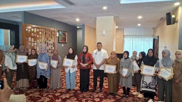 Wakil Gubernur Sulsel Fatmawati Rusdi, menyerahkan bantuan sosial santunan kematian kepada para ahli waris