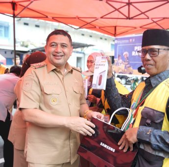 Dorong Transformasi Digital Parkir, Munafri-Aliyah Bagikan Smartphone ke Jukir