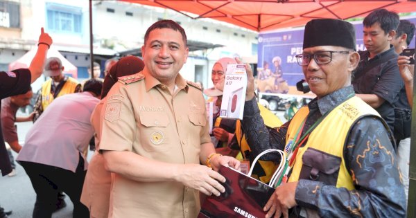Dorong Transformasi Digital Parkir, Munafri-Aliyah Bagikan Smartphone ke Jukir