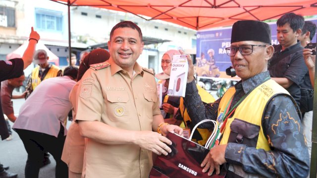 Dorong Transformasi Digital Parkir, Munafri-Aliyah Bagikan Smartphone ke Jukir